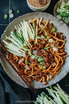  Dalian Jia Jiang Mian: Kannst du den verführerischen Duft von frittierten Garnelen und pikanten Chili-Noten widerstehen?