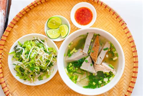  Bún Cá: Ein köstliches und erfrischendes Meerjungfrauenerwachen in einem dampfenden Nha Trang Teller!