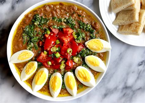  Ful Medames: Ein Herzhaftes Frühstückserlebnis mit cremiger Bohnenpaste und frischem Gemüse!