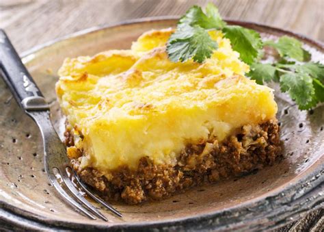  Hachis Parmentier: Ein herzhafter Klassiker, der die Geschmacksknospen mit cremiger Güte verwöhnt!