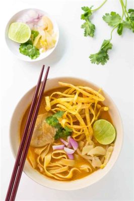  Khao Soi - Eine cremige Kokosmilchsuppe trifft auf knusprige Eiernudeln!