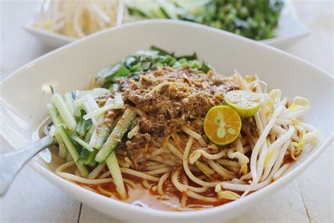  Laksa Johor: Ein köstliches Fusiongericht voller cremiger Texturen und scharfer Aromen!