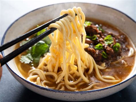  Lamian Nudeln Mit Scharfer Chili-Sauce: Sind Sie bereit für eine kulinarische Explosion?