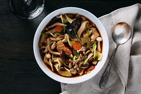  Yichun Wild Mushroom Noodle Soup: Ein Pilzfeuerwerk in einer köstlichen Brühe!